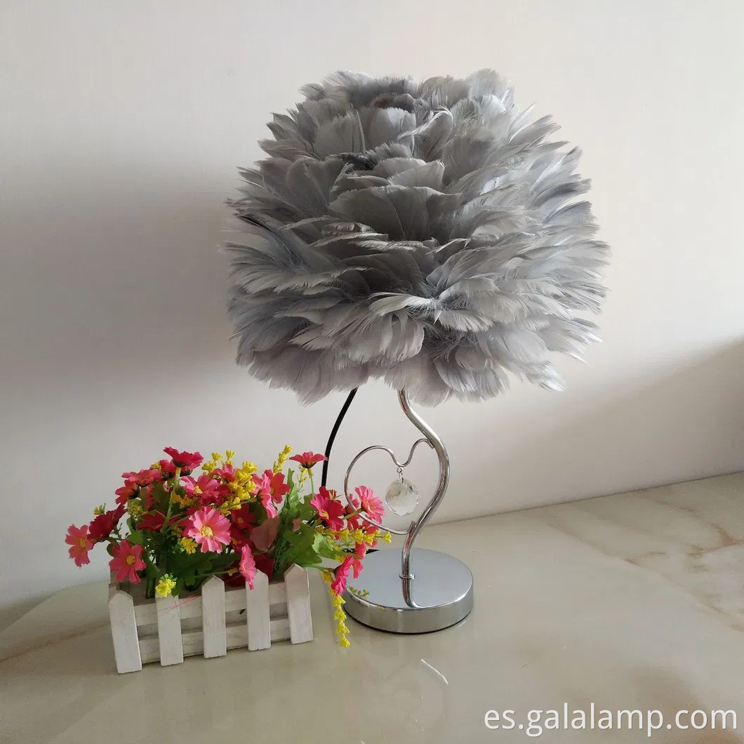 Lámpara de escritorio de ala de corazón de plumas elegante para la sala de estar para sala de estar